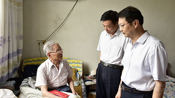 农场公司党委“七一”开展党内关爱慰问活动