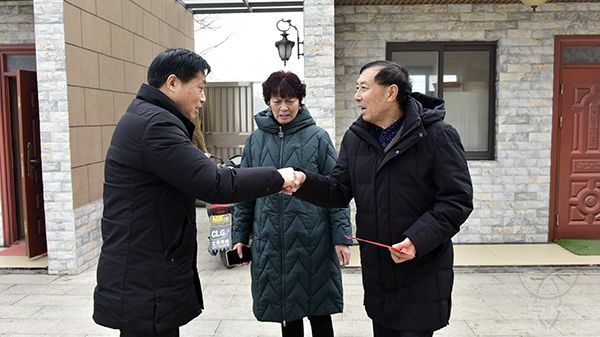 农场公司走访慰问身边好人和先进典型