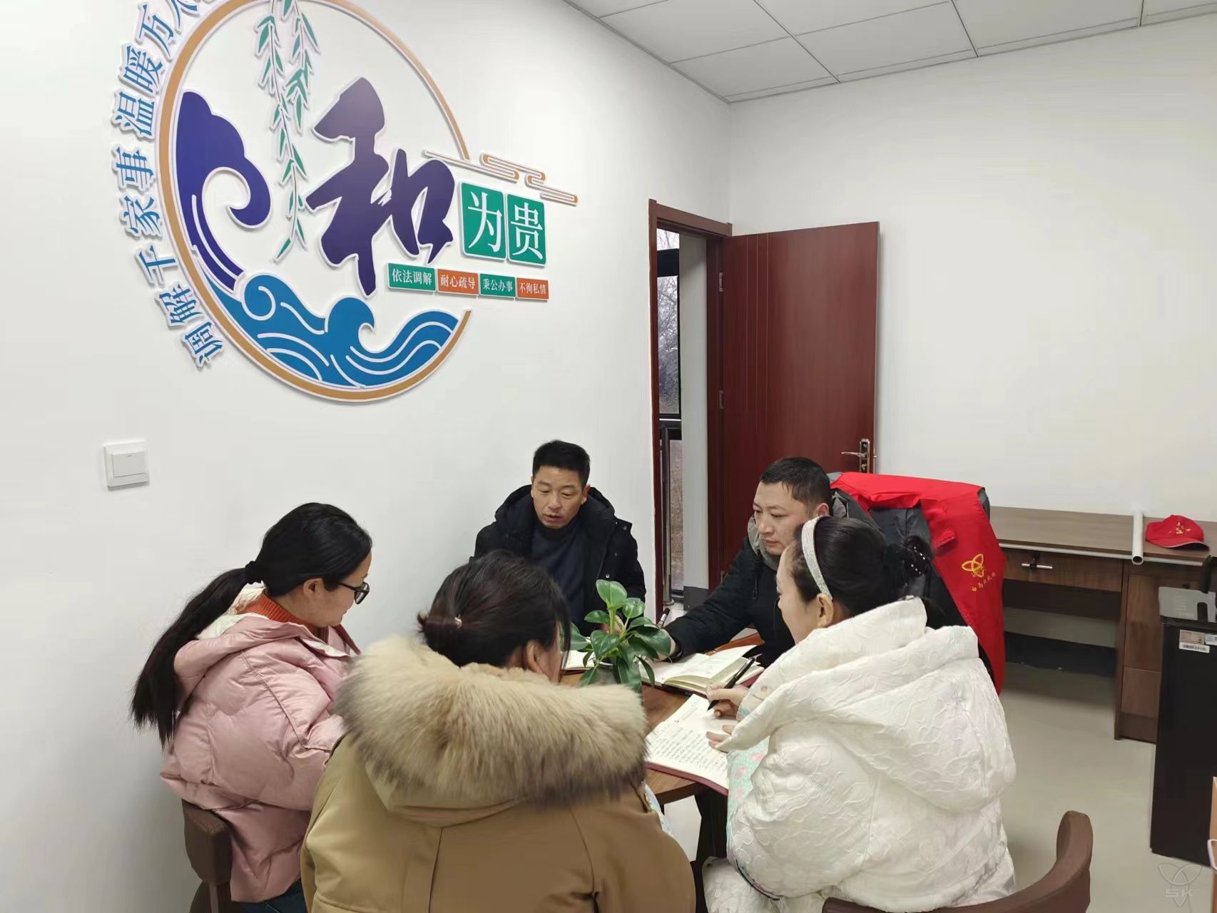力学笃行丨裕源居委会组织党政干部理论学习班分组讨论