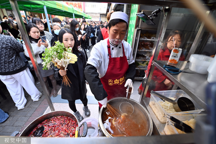 2024年3月14日，甘肃天水，商家正在制作麻辣烫。近日，甘肃天水麻辣烫在网络平台火爆，吸引全国各地的很多游客前来品尝。据了解，为方便游客品尝美食，当地不仅提供乘坐公交专线，还准备农特产、精品文旅线路及精致文创等，让游客在品味美食的同时，也能深入体验当地文化魅力。 